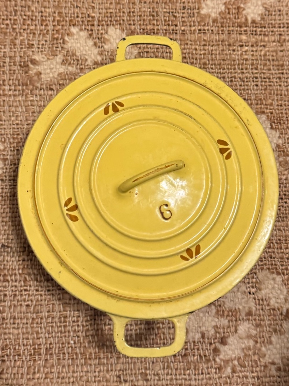 vintage DRU Holland enameled cast iron Dutch oven distinctive tulip motif